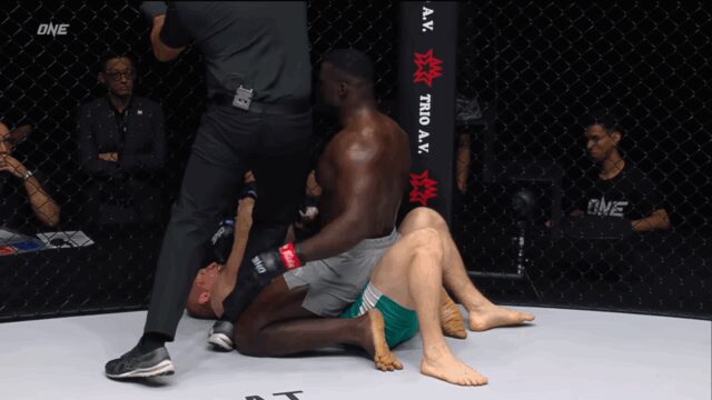 Senegalese Wrestler KNOCKS OUT Russian Star ｜ Reug Reug vs. Gazzaev